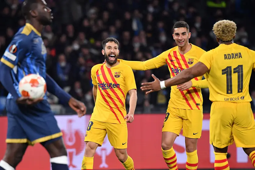 24 February 2022, Italy, Naples: Barcelona's Jordi Alba (L) celebrates scoring his side's first goal with teammates during the UEFA Europa League soccer match between SSC Napoli and Barcelona at Diego Armando Maradona stadium. Photo: Carmelo Imbesi/LPS via ZUMA Press Wire/dpa.