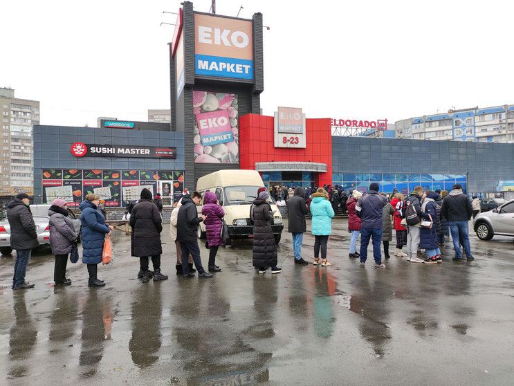 24 February 2022, Ukraine, Kiev: People queue outside a grocery store in capital Kiev in the wake of of the Russian invasion of Ukraine. Photo: -/Ukrinform/dpa.