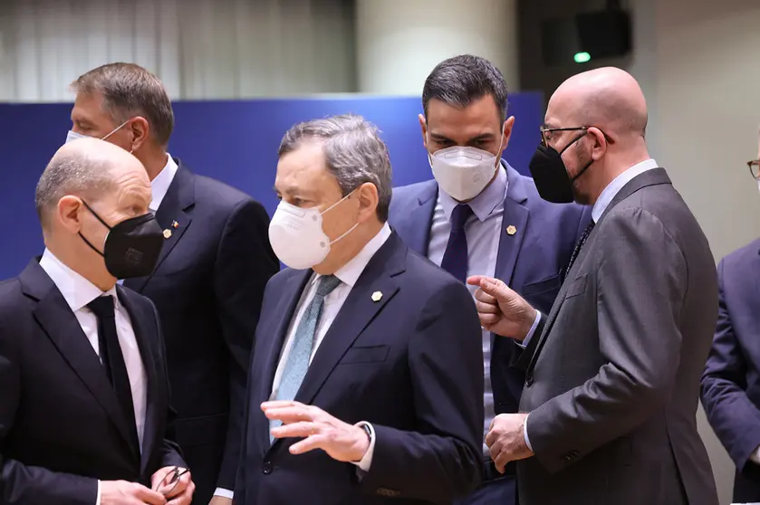 25/02/2022 Prime Minister Pedro Sánchez has attended in Brussels the extraordinary European Council meeting held to address the military invasion of Ukraine by the Russian Federation. In the image, Pedro Sánchez talks with the President of the European Council, Charles Michel. Photo: La Moncloa.