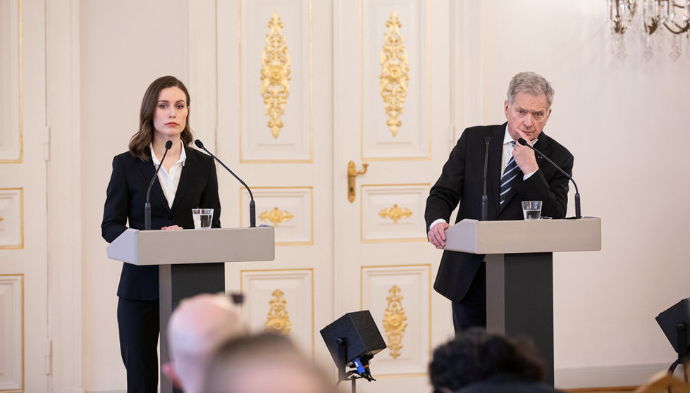 Finnish President Sauli Niinisto (R) and Prime Minister Sanna Marin speak at a press conference following the Russian attack on Ukraine. Photo: Lauri Heikkinen/Vnk.