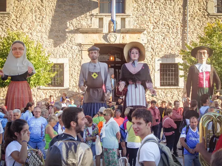 People celebrate having reached Lluc after a long walk. Photo: Pablo Morilla.