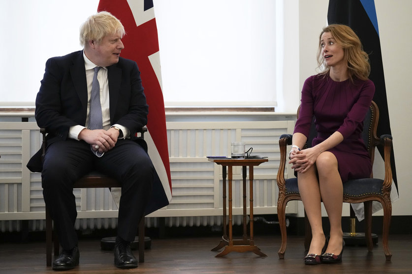 19 February 2022, Munich: UK Prime Minister Boris Johnson (L) meets with Estonia's Prime Minister Kaja Kallas on the sidelines of the Munich Security Conference. Photo: Matt Dunham/PA Wire/dpa.