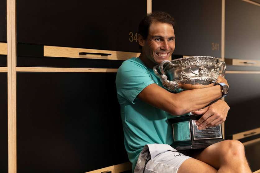 HANDOUT - 31 January 2022, Australia, Melbourne: Spanish tennis player Rafael Nadal poses with the Australian Open men's singles final trophy in the locker room at Melbourne Park following his win over Russia's Daniil Medvedev. Photo: Fiona Hamilton/TENNIS AUSTRALIA via AAP/dpa - ATTENTION: editorial use only and only if the credit mentioned above is referenced in full.