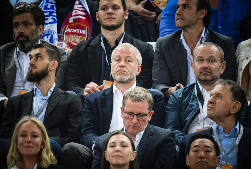 FILED - 29 May 2019, Azerbaijan, Baku: Roman Abramovich (C), Russian owner of Chelsea, sits in the grandstand during the 2019 UEFA Europa League Fina4l soccer match between FC Chelsea and FC Arsenal at the Olympic Stadium. Premier League club Chelsea, owned by Russian oligarch Roman Abramovich, have made a 24 word statement on Russian invasion of Ukraine - without mentioning Russia at all. Photo: Arne Dedert/dpa.