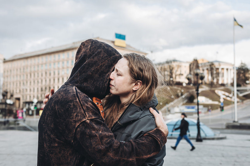 26 February 2022, Ukraine, Kiev: A couple embraces, on Maidan Square on the third day of the Russian invasion of Ukraine. Photo: Diego Herrera/EUROPA PRESS/dpa.