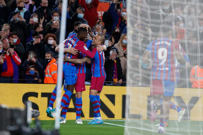 27 February 2022, Spain, Barcelona: Barcelona's Ousmane Dembele celebrates scoring his side's second goal with team mates during the Spanish La Liga soccer match between FC Barcelona and Athletic Club Bilbao at Camp Nou. Photo: David Ramirez/DAX via ZUMA Press Wire/dpa.