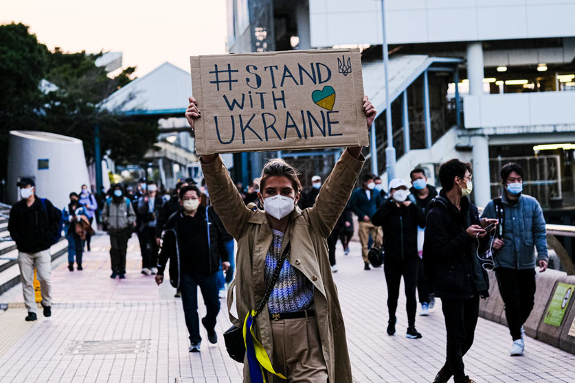 25 February 2022, China, Hong Kong: An Ukrainian woman holds a sign and walk on the street to protest against the Russian invasion of Ukraine. Photo: Keith Tsuji/ZUMA Press Wire/dpa.