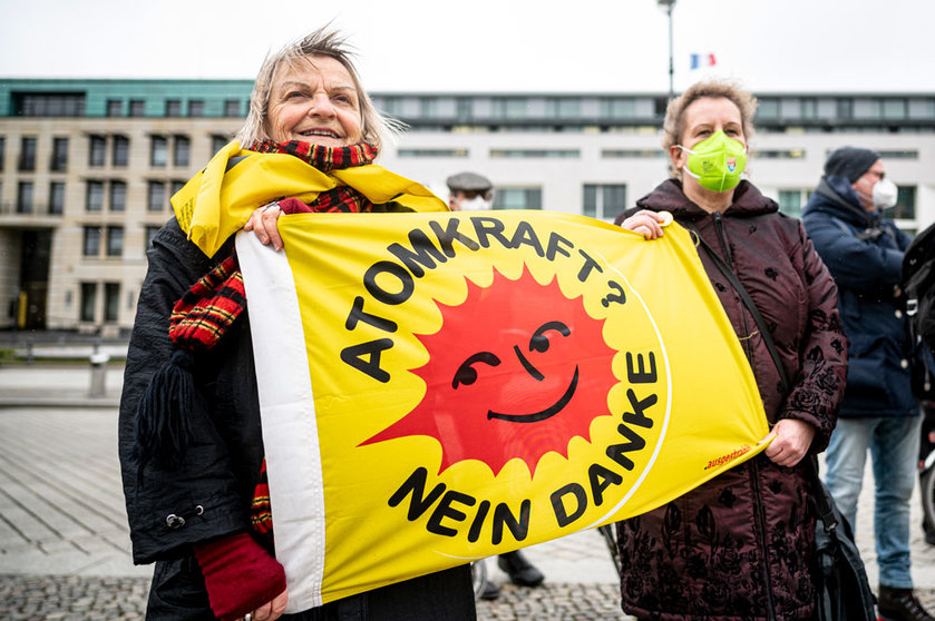 02 February 2022, Berlin: Activists take part in the action "Save EU taxonomy: No eco-label for gas and nuclear!" with a banner reading "Nuclear power no thanks" in front of the French embassy at Pariser Platz. Photo: Fabian Sommer/dpa.