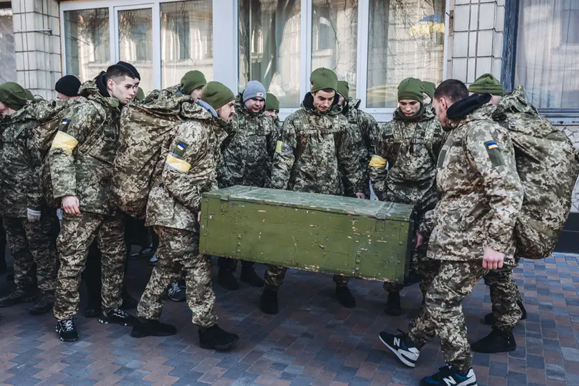 28 February 2022, Ukraine, Kyiv: Soldiers transport military equipment. Shortly after the end of a first round of peace negotiations between Russians and Ukrainians, there have been at least two large explosions in the Ukrainian capital Kiev, according to media reports. Photo: Diego Herrera/EUROPA PRESS/dpa.