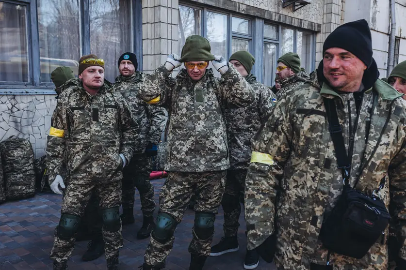 28 February 2022, Ukraine, Kyiv: Volunteer soldiers stand in the street. Shortly after the end of a first round of peace negotiations between Russians and Ukrainians, there have been at least two large explosions in the Ukrainian capital Kiev, according to media reports. Photo: Diego Herrera/EUROPA PRESS/dpa.