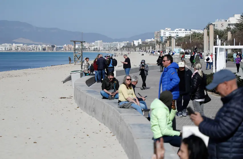 PRODUCTION - 26 February 2022, Spain, Palma: People crownd on the beach of Arenal in Mallorca. The Spanish island of Mallorca has scrapped nearly all coronavirus restrictions. Photo: Clara Margais/dpa.