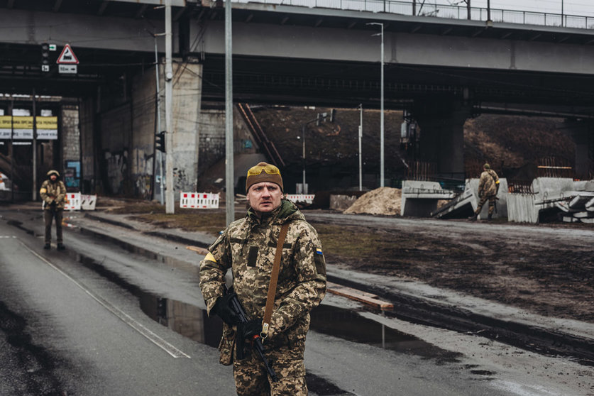 02 March 2022, Ukraine, Kiev: A Ukrainian soldier guards a road. Authorities in Kyiv have declared a curfew in the city in the face of the situation caused by the Russian offensive in the country. Photo: Diego Herrera/EUROPA PRESS/dpa.