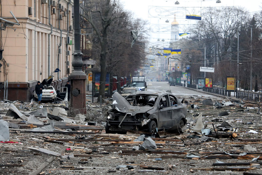 FILED - 01 March 2022, Ukraine, Kharkiv: A burnt-out car is seen on a street in Kharkiv after shelling by Russian troops. Photo: -/Ukrinform/dpa.