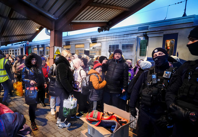 04 March 2022, Poland, Przemysl: Ukrainian Refugees get off a train arriving from Kiev at Przemysl station near the Ukrainian-Polish border crossing. Hundreds of thousands are fleeing from Ukraine to the neighbouring countries due to the Russian invasion. Photo: Kay Nietfeld/dpa.