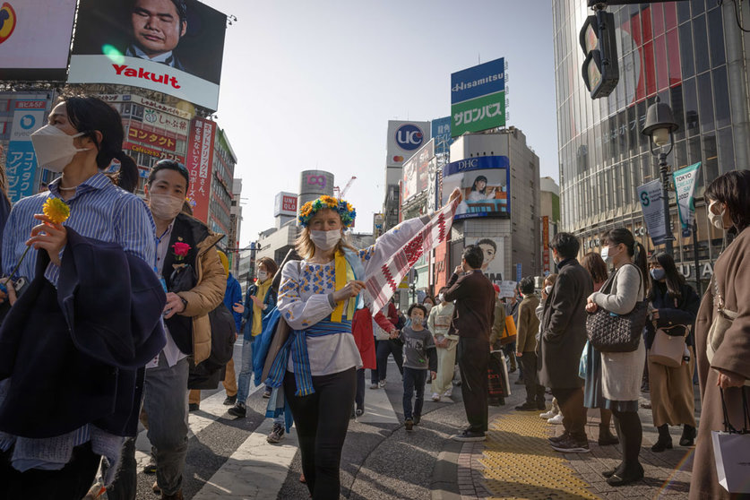 05 March 2022, Japan, Tokio: Protesters hold placards as they march in central Tokyo to protest against Russia's invasion of Ukraine. Photo: Stanislav Kogiku/SOPA Images via ZUMA Press Wire/dpa.