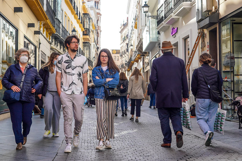 10 February 2022, Spain, Seville: A couple without masks and other pedestrians walk down a street in Seville. The Spanish health authorities have lifted the mask requirement outdoors as case numbers fall. Photo: Eduardo Briones/EUROPA PRESS/dpa.