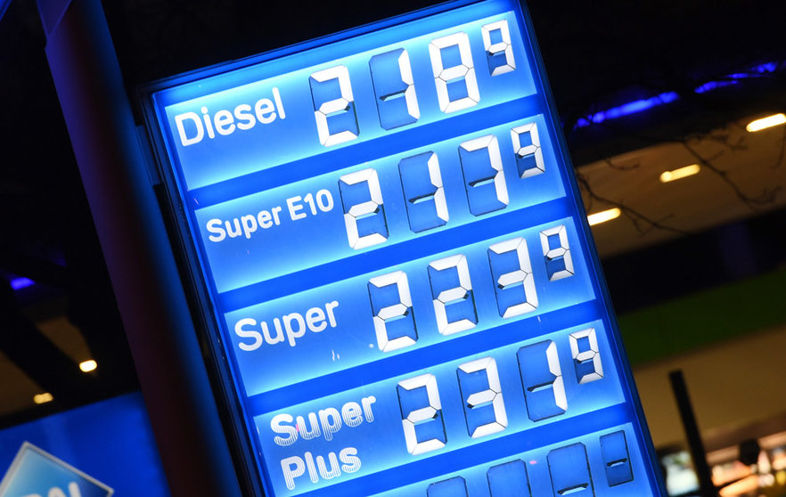 08 March 2022, Bavaria, Munich: Diesel and gasoline prices are displayed at a gas station in Munich Schwabing. Due to the war in Ukraine, fuel prices have increased significantly. Photo: Tobias Hase/dpa.