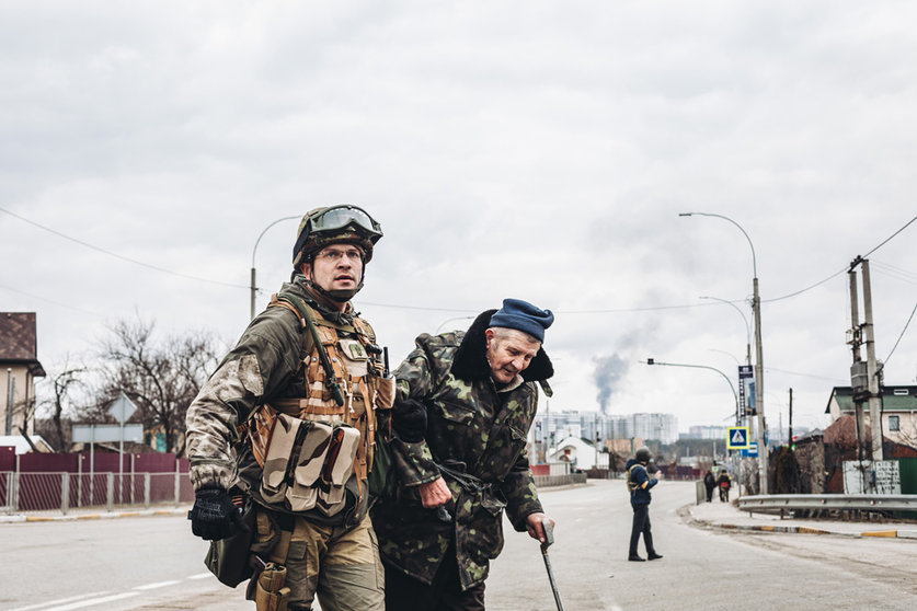 06 March 2022, Ukraine, Irpin: A soldier helps an elderly man to escape from the Russian shelling in Irpin. The ceasefire that was planned this Sunday in the Ukrainian town of Irpin to establish a humanitarian corridor has failed. Photo: Diego Herrera/EUROPA PRESS/dpa.
