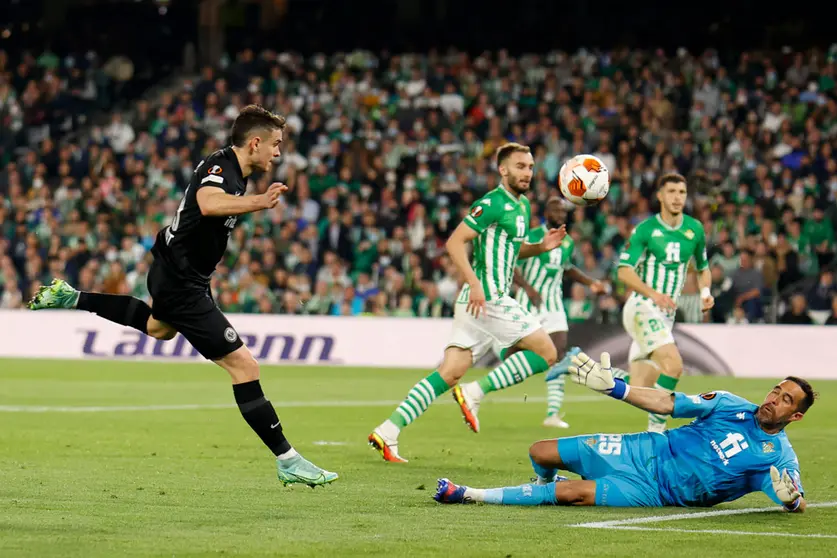 09 March 2022, Spain, Seville: Betis goalkeeper Claudio Bravo (R) saves a shot from Eintracht Frankfurt's Rafael Borre (L) during the UEFA Europa League round of 16 first leg soccer match between Real Betis Balompie and Eintracht Frankfurt at Estadio Benito Villamarin. Photo: Daniel Gonzalez Acuna/dpa.