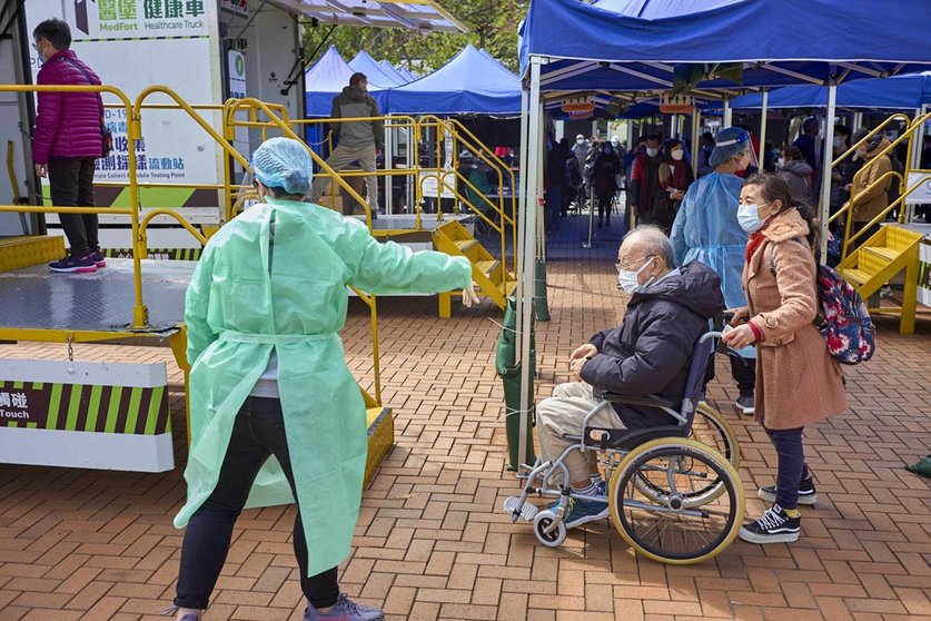 23 February 2022, China, Hong Kong: An elderly man in a wheel chair enters a mobile sample collection for Covid-19 testing in Hong Kong's Central district. Hong Kong is facing the 5th wave of Covid-19 and it's the worst since the start of the epidemic with more than 6,000 daily cases. Photo: Emmanuel Serna/SOPA Images via ZUMA Press Wire/dpa.