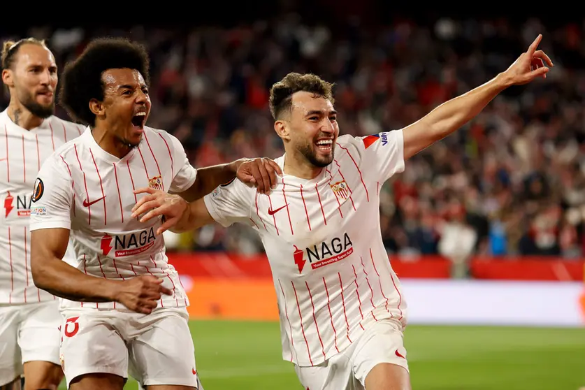 10 March 2022, Spain, Seville: Sevilla's Munir El Haddadi (R) celebrates scoring his side's first goal with teammate Jules Kounde during the UEFA Europa League Round of 16 first leg soccer match between Sevilla FC and West Ham United at the Ramon Sanchez Pizjuan Stadium. Photo: Daniel Gonzalez Acuna/ZUMA Press Wire/dpa.