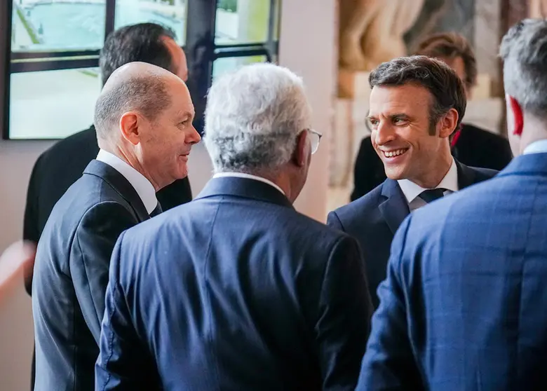 11 March 2022, France, Versailles: French President Emmanuel Macron (R) speaks to German Chancellor Olaf Scholz (L) at the start of the second day of the EU Summit, where the heads of states and governments of the EU are meeting to discuss the current developments after the Russian attack on Ukraine. Photo: Kay Nietfeld/dpa.