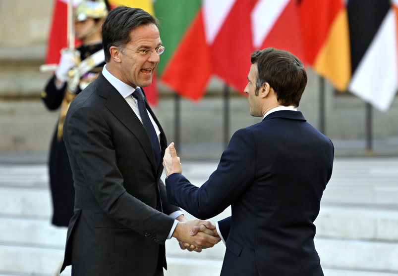 10 March 2022, France, Versailles: French President Emmanuel Macron (R) receives Dutch Prime Minister Mark Rutte at the Palace of Versailles for the meeting of European Union EU leaders at an informal two-day meeting. The topic is the current development after the Russian attack on Ukraine. Photo: Eric Lalmand/BELGA/dpa.