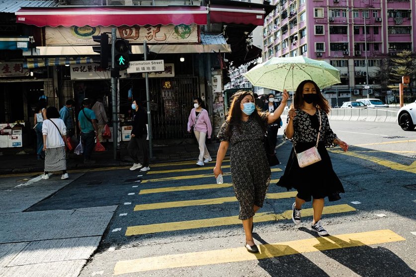 11 March 2022, China, Hong Kong: People wear face mask and cross a street in Hong Kong. The country confirmed more than 29,000 new coronavirus infections. Photo: Keith Tsuji/ZUMA Press Wire/dpa.