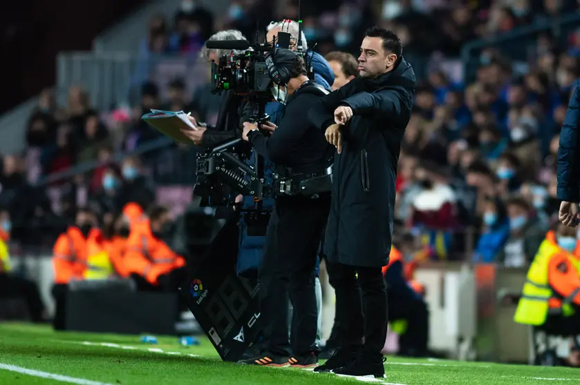 13 March 2022, Spain, Barcelona: Barcelona manager Xavi Hernandez stands on the touchline during the Spanish La Liga soccer match between FC Barcelona and CA Osasuna at Camp Nou. Photo: Gerard Franco/DAX via ZUMA Press Wire/dpa.