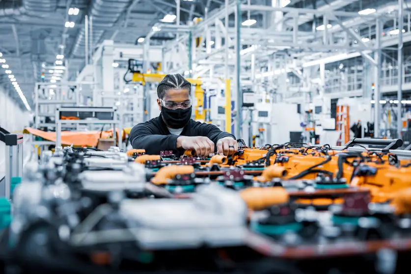 HANDOUT - 15 February 2022, US, Bibb County: Battery production at the Mercedes-Benz site in Alabama. German car-maker Mercedes opened a new battery factory in the southern US state of Alabama on Tuesday, a key part of its plans to ramp up production of electric cars in the US. Photo: Mercedes-Benz AG/dpa - ACHTUNG: Nur zur redaktionellen Verwendung im Zusammenhang mit der aktuellen Berichterstattung und nur mit vollständiger Nennung des vorstehenden Credits.