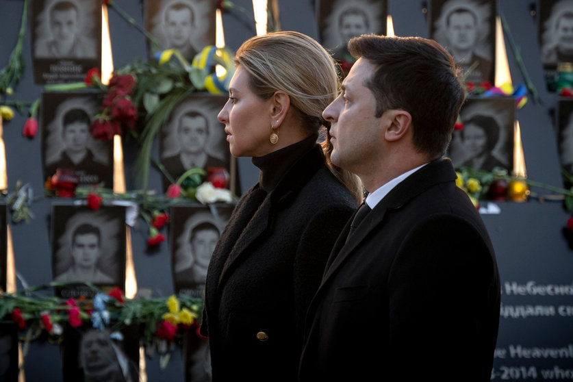 HANDOUT - 20 February 2022, Ukraine, Kiev: Ukrainian President Volodymyr Zelensky (R) and Ukrainian First Lady Olena Zelenska attend an honourary ceremony on the occasion of the Day of Remembrance of the Heroes of the Heavenly Hundred in remembrance of the memory of activists who died in 2014 during the Maidan revolution. Photo: -/Ukrainian Presidency /dpa - ATTENTION: editorial use only and only if the credit mentioned above is referenced in full