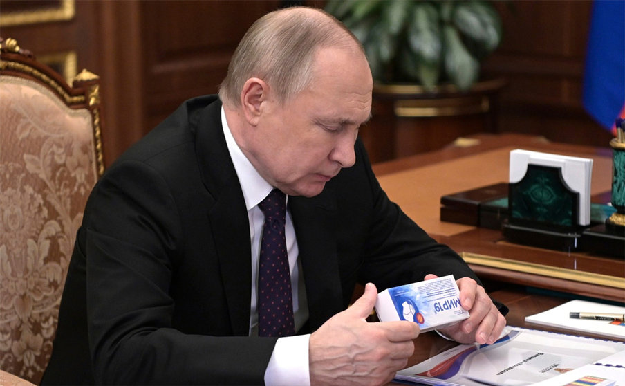 15 March 2022, Russia, Moscow: Russian President Vladimir Putin examines a box of the Mir-19 antiviral medication during a face-to-face meeting with Head of the Federal Medical-Biological Agency Veronika Skvortsova at the Kremlin. Photo: Mikhail Klimentyev/Kremlin Pool/Planet Pix via ZUMA Press Wire/dpa.