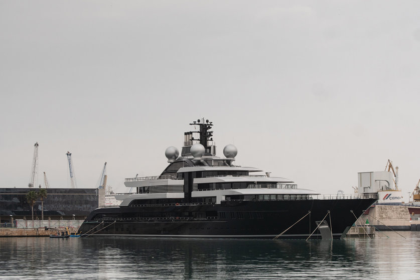 17 March 2022, Spain, Tarragona: The detained luxury yacht "Crescent" is in the port of Tarragona. Spain has temporarily detained a third luxury yacht in connection with the EU sanctions against Russian oligarchs. Photo: Laia Solanellas/EUROPA PRESS/dpa.