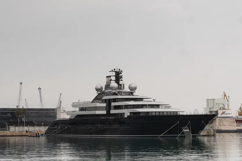 17 March 2022, Spain, Tarragona: The detained luxury yacht "Crescent" is in the port of Tarragona. Spain has temporarily detained a third luxury yacht in connection with the EU sanctions against Russian oligarchs. Photo: Laia Solanellas/EUROPA PRESS/dpa.