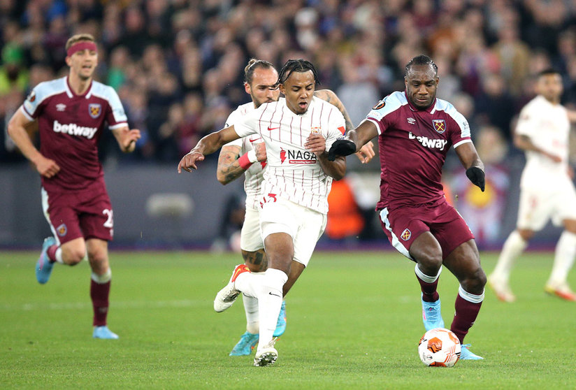 17 March 2022, United Kingdom, London: West Ham United's Michail Antonio (R) and Sevilla's Nemanja Gudelj battle for the ball during the UEFA Europa League round of 16 second leg soccer match between West Ham United FC and Sevilla FC at London Stadium. Photo: Nigel French/PA Wire/dpa.