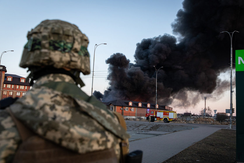 17 March 2022, Ukraine, Kiev: Smoke rises over a former shopping centre believed to have been used as a weapons depot by the Ukrainian military after a Russian attack. Photo: Alex Chan Tsz Yuk/SOPA Images via ZUMA Press Wire/dpa.