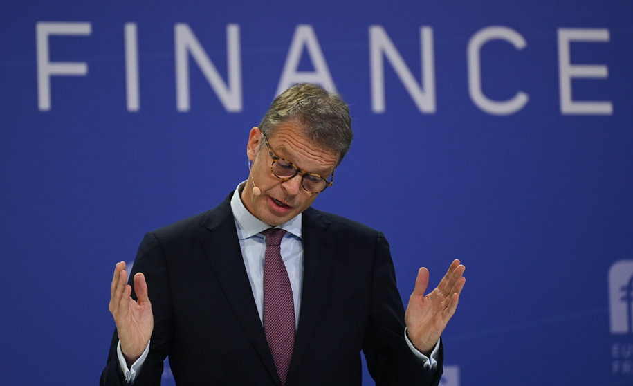 FILED - 15 November 2021, Hessen, Frankfurt_Main: Deutsche Bank CEO Christian Sewing, speaks at the opening conference of the "Euro Finance Week" at the Kap Europa Congress Center. Sewing has warned against imposing new sanctions against Russia too soon. Photo: Arne Dedert/dpa.