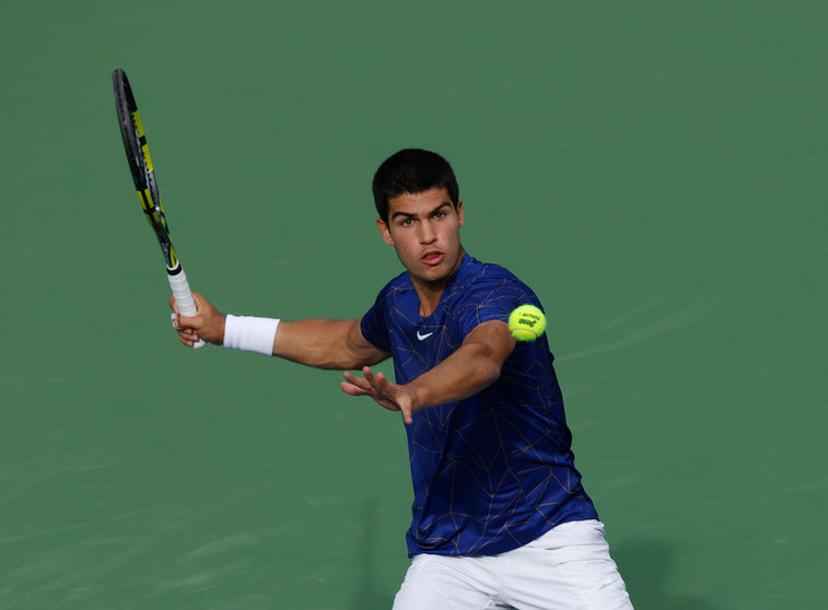 19 March 2022, US, Indian Wells: Spanish tennis player Carlos Alcaraz in action against Spain's Rafael Nadal during their Men's Singles Semi-final Tennis match of the Indian Wells Masters tennis tournament at Indian Wells Tennis Garden. Photo: Charles Baus/CSM via ZUMA Press Wire/dpa.