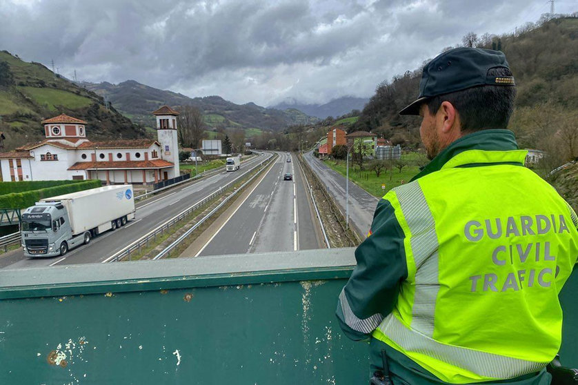 A Civil Guard police officer performs a traffic control. Photo: Twitter/@guardiacivil