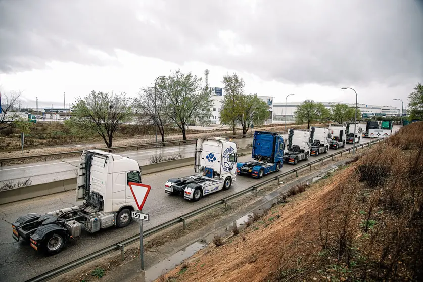 21 March 2022, Spain, Madrid: truck drivers protest with their vehicles at the Industrial Park Logistic. The transport sector entered its 8th day of an indefinite strike, called nationwide by the Platform for the Defence of the National and International Road Freight Transport Sector, to protest the unacceptable working conditions and fuel price surge. Photo: Carlos Luján/EUROPA PRESS/dpa.