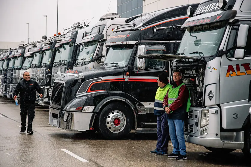 21 March 2022, Spain, Madrid: truck drivers protest with their vehicles at the Industrial Park Logistic. The transport sector entered its 8th day of an indefinite strike, called nationwide by the Platform for the Defence of the National and International Road Freight Transport Sector, to protest the unacceptable working conditions and fuel price surge. Photo: Carlos Luján/EUROPA PRESS/dpa.