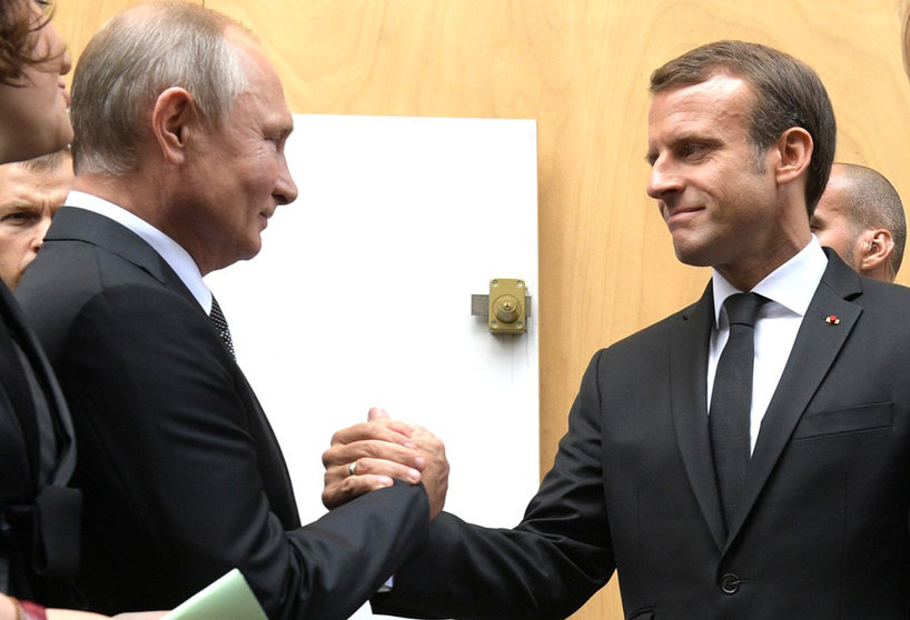 FILED - 30 September 2019, France, Paris: French President Emmanuel Macron greets Russian President Vladimir Putin before the funeral service of former French President Jacques Chirac at the Saint Sulpice de la Madeleine Church. Photo: -/Kremlin/dpa - ATTENTION: editorial use only and only if the credit mentioned above is referenced in full.