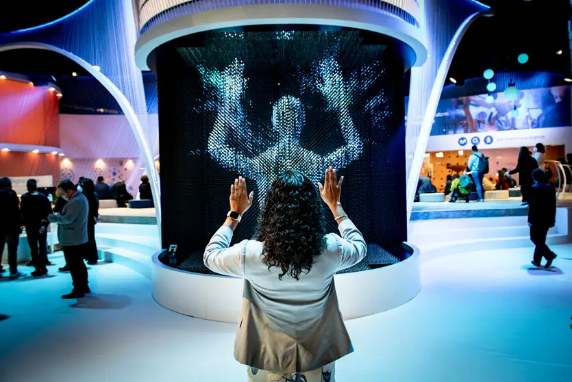 01 March 2022, Spain, Barcelona: An attendee experiences a new virtual technology during the GSMA Mobile World Congress 2022 in Barcelona. Photo: Jordi Boixareu/ZUMA Press Wire/dpa.