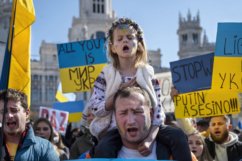 27 February 2022, Spain, Madrid: A father and his daughter shout slogans during a rally from Plaza de Colon to Plaza de Cibeles against Russia's invasion of Ukraine. Photo: Miguel Candela/SOPA Images via ZUMA Press Wire/dpa.