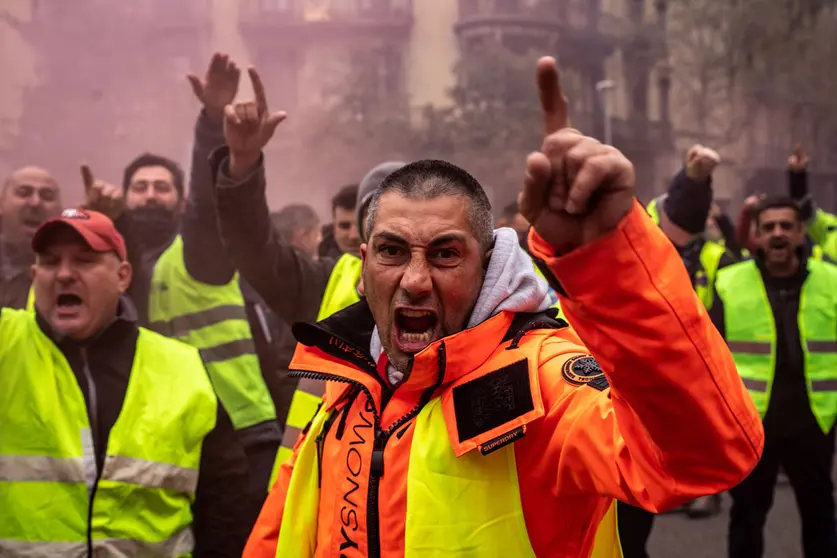 24 March 2022, Spain, Barcelona: Transporters from the Port of Barcelona take part in a demonstration in front of the government delegation of Catalonia in Barcelona. The demonstration was attended by about 350 people to protest against the increase in fuel prices. Photo: Kike Rincón/EUROPA PRESS/dpa.