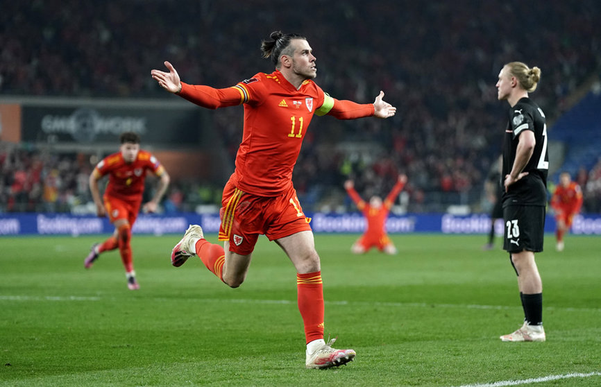 24 March 2022, United Kingdom, Cardiff: Wales' Gareth Bale (L) celebrates scoring his side's second goal during the FIFA World Cup Qualifiers semi final soccer match between Wales and Austria at Cardiff City Stadium. Photo: Nick Potts/PA Wire/dpa.