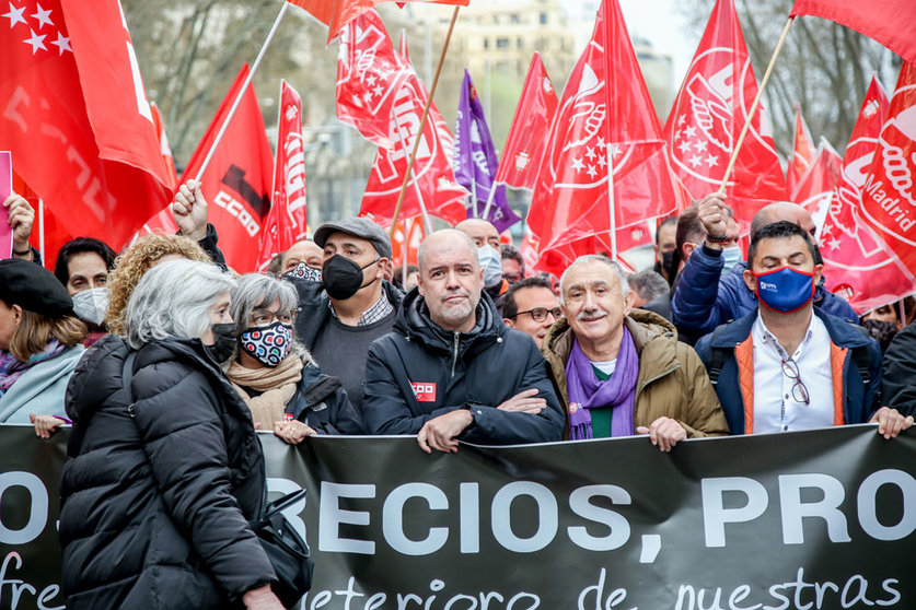 23 March 2022, Spain, Barcelona: People hold a banner and flags during a rally under the slogan 'Let's curb prices, let's avoid poverty' against high electricity prices, at Plaza Urquinaona. Photo: Ricardo Rubio/EUROPA PRESS/dpa.
