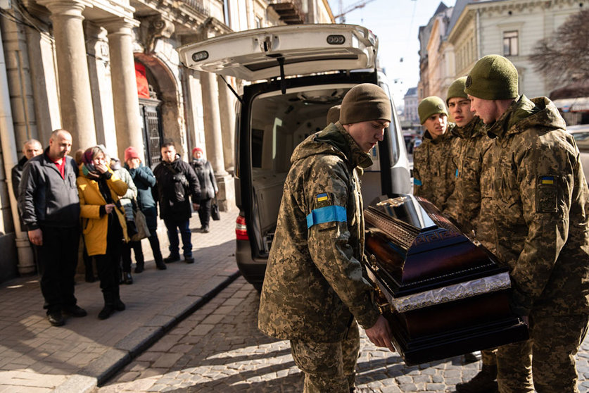 FILED - 14 March 2022, Ukraine, Lviv: Ukrainian soldiers carry a comrade's coffin during the funeral of Ukrainian soldiers who were killed in airstrike bombing near the border with Poland, at the Most Holy Apostles Peter and Paul in Lviv. Photo: Alex Chan Tsz Yuk/SOPA Images via ZUMA Press Wire/dpa.
