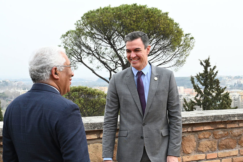 03/18/2022. Spanish Prime Minister Pedro Sánchez, has traveled to Rome (Italy) to hold a meeting with the Prime Minister of the Italian Republic, Mario Draghi (not pictured); the Prime Minister of the Portuguese Republic, António Costa (L) and the Prime Minister of the Hellenic Republic, Kyriakos Mitsotaki (by videoconference). Photo: La Moncloa.