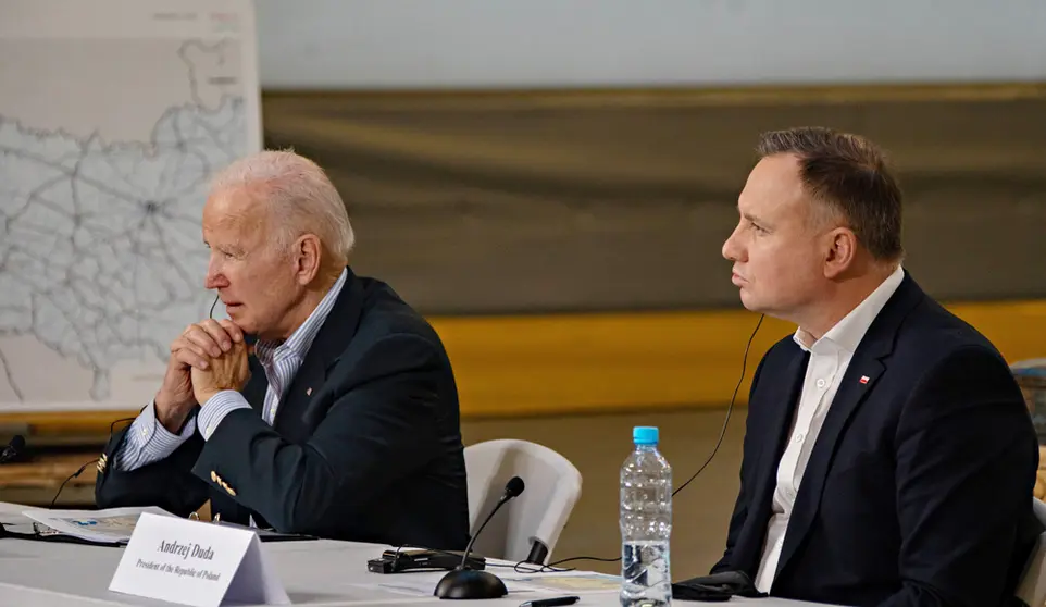 25 March 2022, Poland, Jasionka: US President Joe Biden (L) and Polish President Andrzej Duda are briefed on the humanitarian assistance programs for Ukrainian refugees near the Ukrainian border. Photo: Sgt. Robin Lewis/U.S. Marine/Planet Pix via ZUMA Press Wire/dpa.